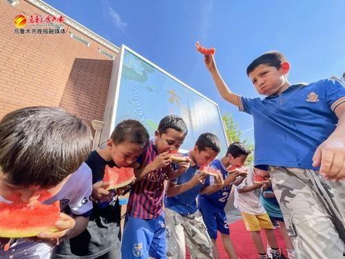 小朋友骑车吃瓜,小骑手边骑车边吃瓜的欢乐时光